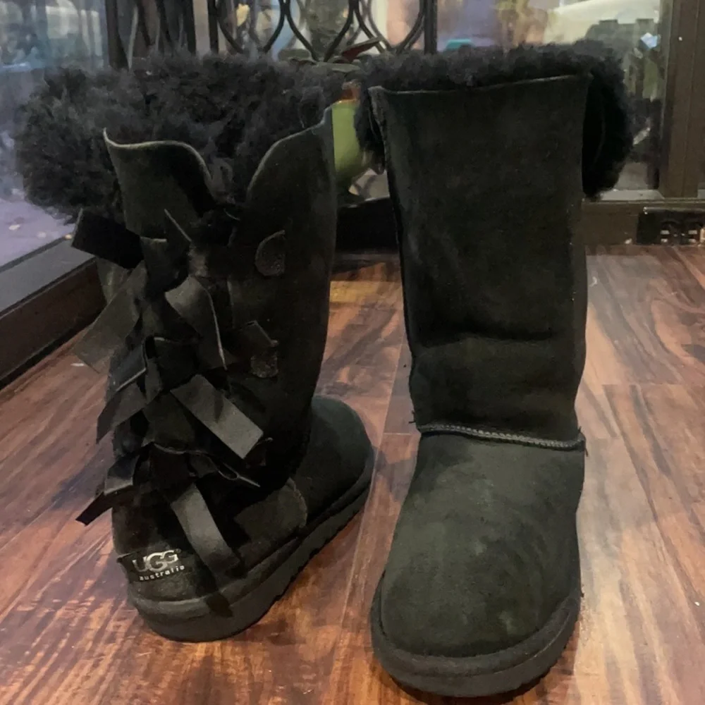 UGG Bailey Bow Black Sheepskin women's Boots Size 4